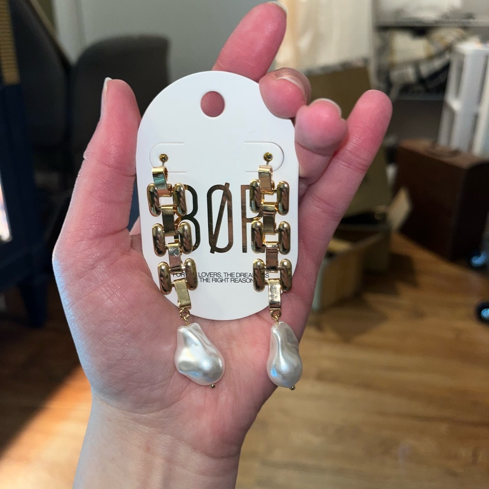 Lulu's Gold Chain and Pearl Earrings